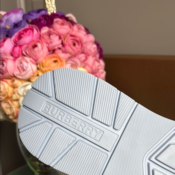 ~BURBERRY~ Ramsey Lilac and Pale Gray Sneakers - Picture 6 of 12